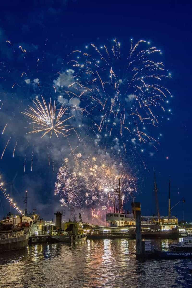 Vuurwerk Delfzijl - Vuurwerk boven de kade