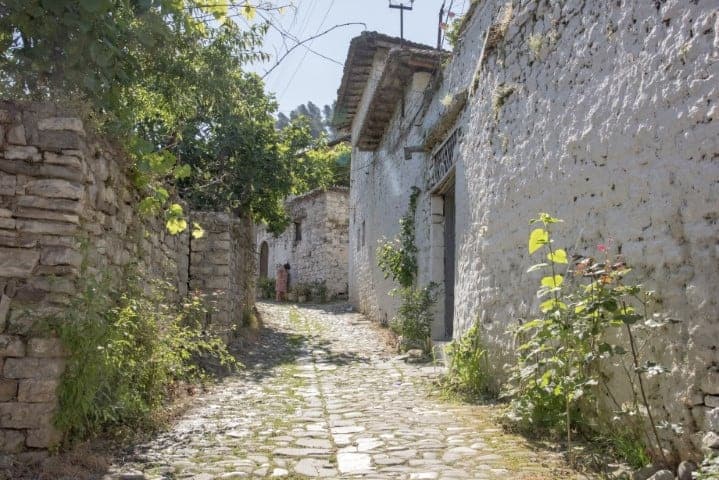 Idyllisch straatje - Fotoreis Albanië Idyllisch straatje - Fotoreis Albanië
