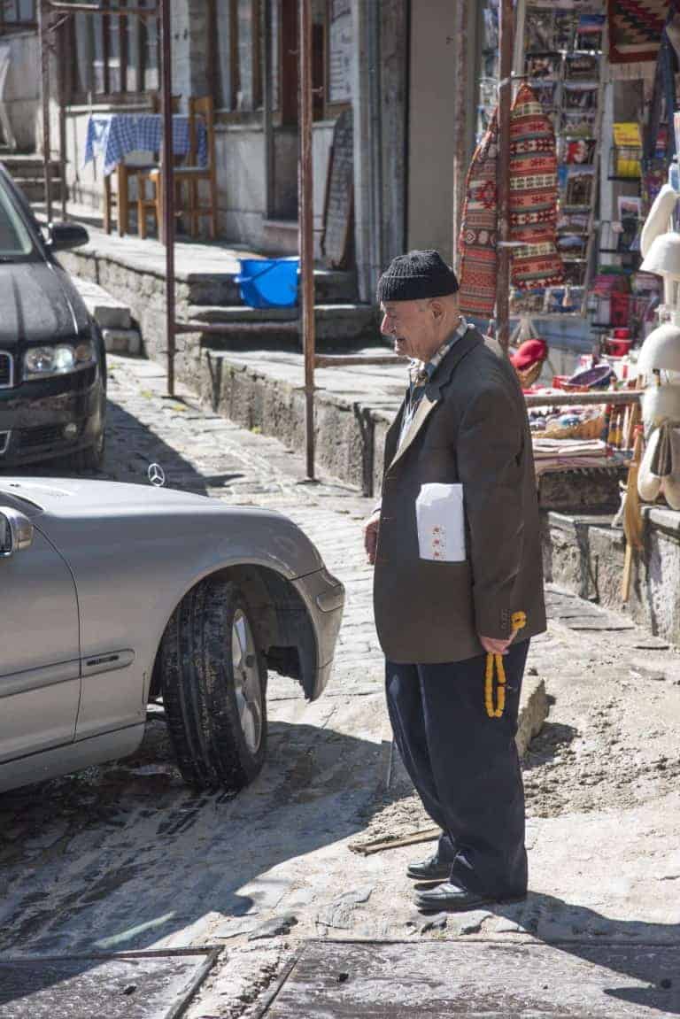 Man op straat in Tirana - Fotoreis Albanië