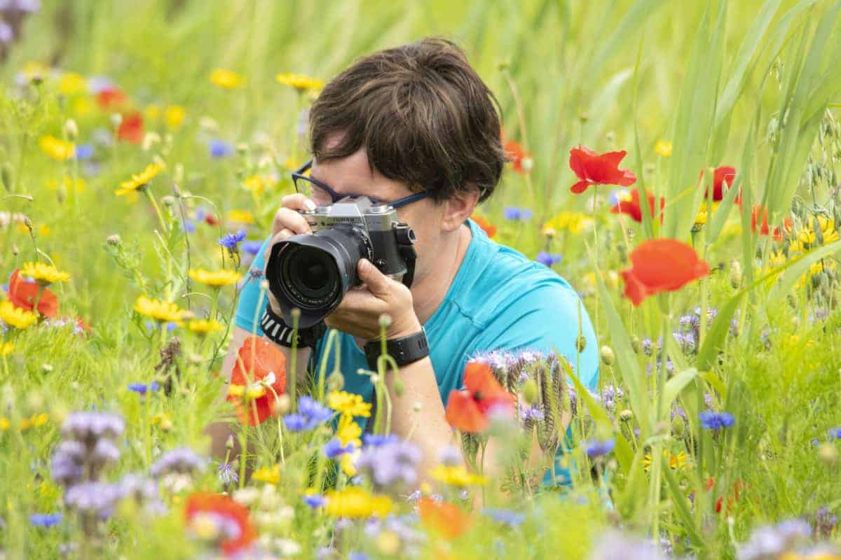 Fotoweekend Groninger Waddenkust - Bettie in het bloemenveld