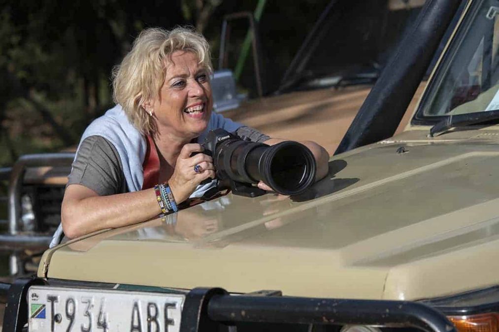 Anke fotografeert met telelens tijden fotoreis Tanzania