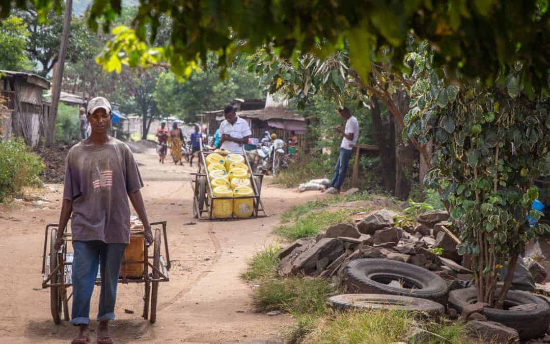 Straatleven in Same tijdens de Fotoreis Tanzania van Astrid Buys.