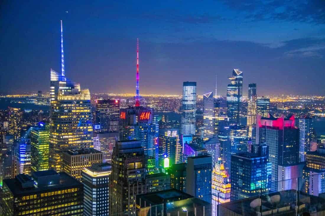Manhattan in het avondlicht met ontstoken verlichting Manhattan in het avondlicht met ontstoken verlichting