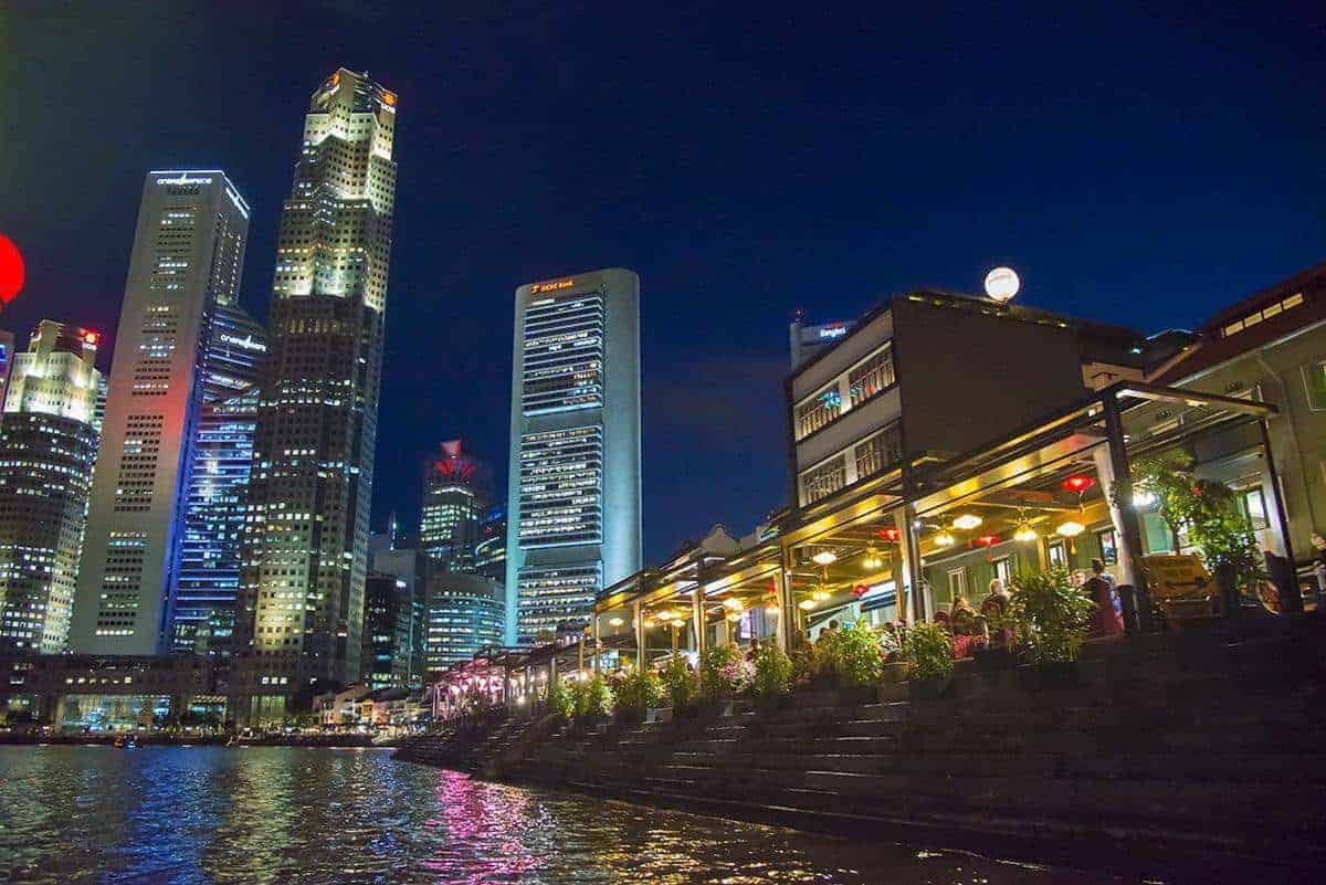 Boat Quay Singapore in de avond Boat Quay Singapore in de avond