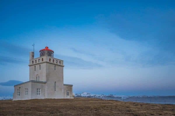 De vuurtoren van Vik, hoog op de rotsen. De vuurtoren van Vik, hoog op de rotsen.