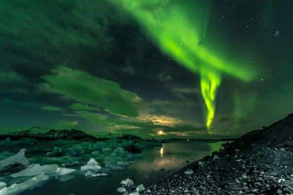 Het groene Noorderlicht gefotografeerd boven het ijsschotsenmeer tijdens de Fotoreis Betoverend IJsland van Fotografie-reizen.nl.