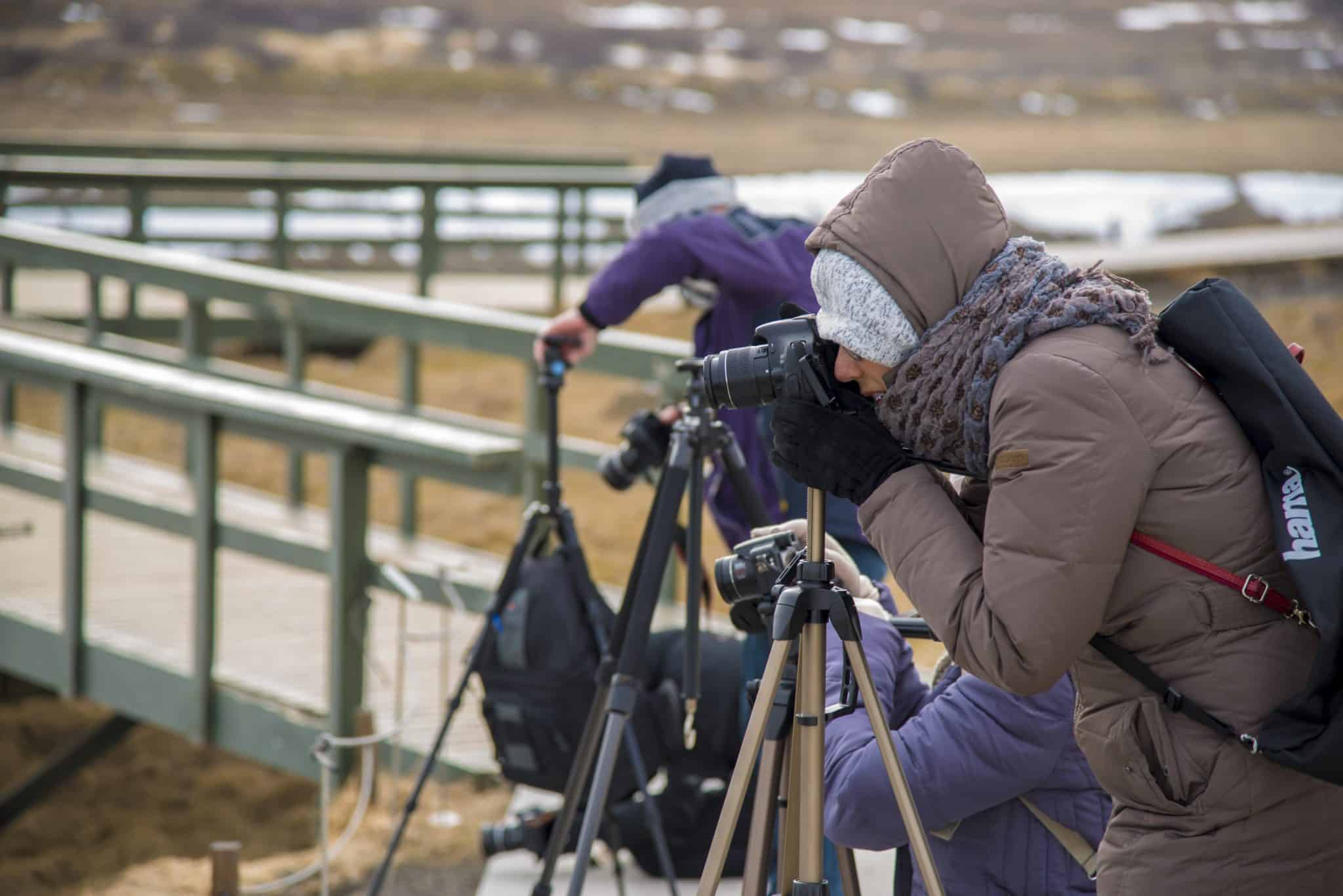 Deelnemers Fotoreis IJsland bezig met statief Deelnemers Fotoreis IJsland bezig met statief