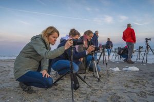 Deelnemers bezig tijdens een dronecursus op Terschelling