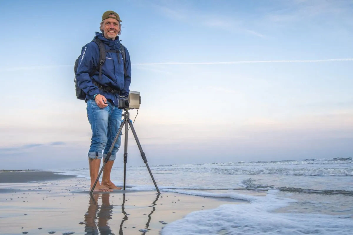 Dronecursus Terschelling 22 Peter helpt deelnemers tijdens de dronecursus op Terschelling