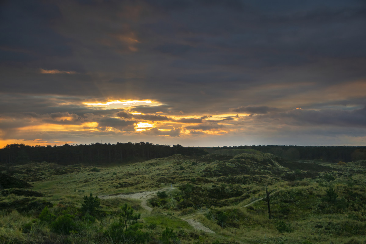 Dronereis Terschelling 12 Dronereis Terschelling zonsondergang boven de duinen dronecursus