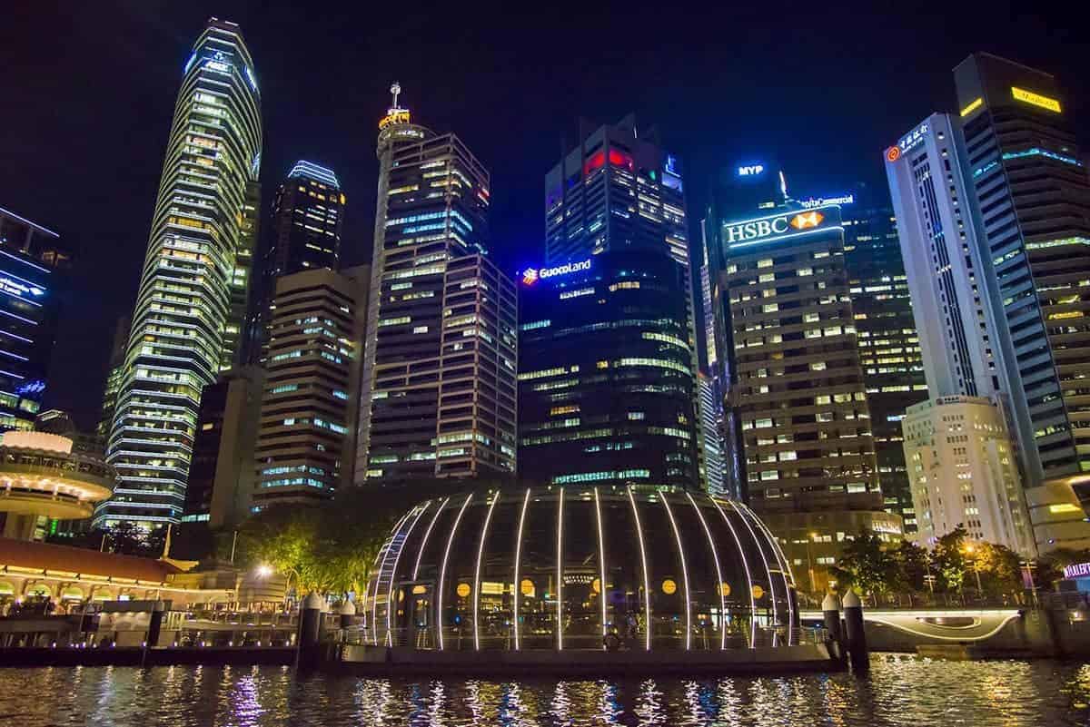 Financial District Singapore in zee van licht