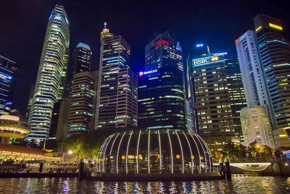 Financial District Singapore in zee van licht Financial District Singapore in zee van licht