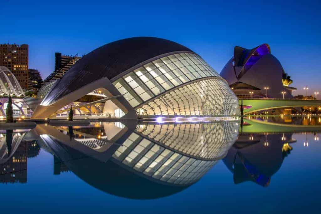 Foto stedentrip Valencia Stad van de Kunst en Wetenschappen bij avond Foto stedentrip Valencia Stad van de Kunst en Wetenschappen bij avond
