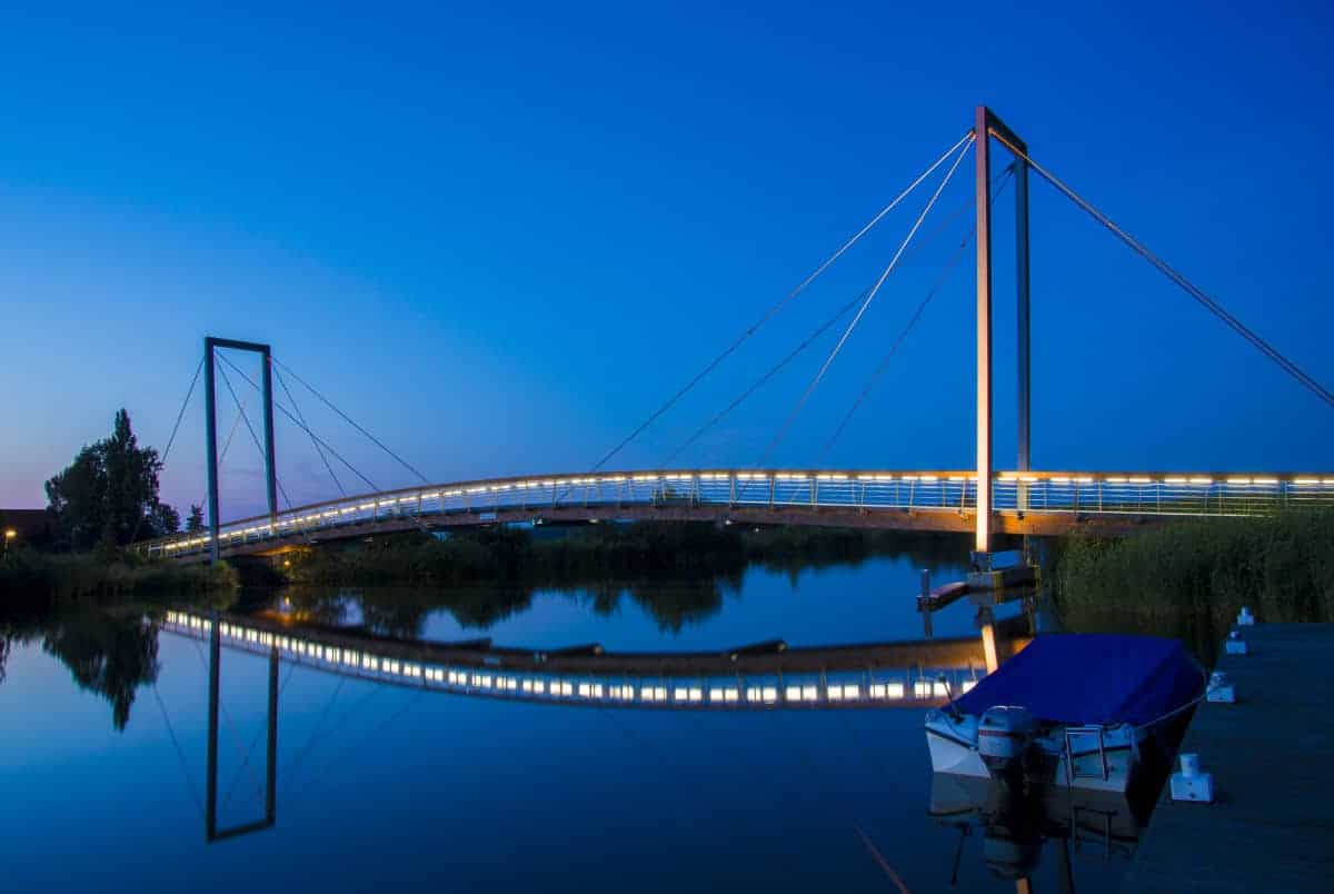 Brug in blauwe kwartiertje Fotografiereis Groninger Waddenkust Brug in blauwe kwartiertje Fotografiereis Groninger Waddenkust