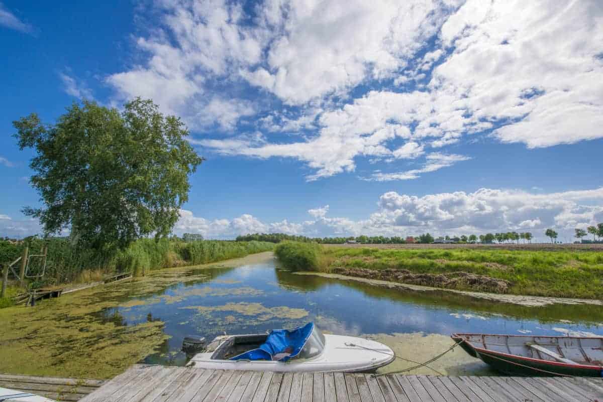 Bootjes aan de kade bij Bierum Hoogwatum Bootjes aan de kade bij Bierum Hoogwatum
