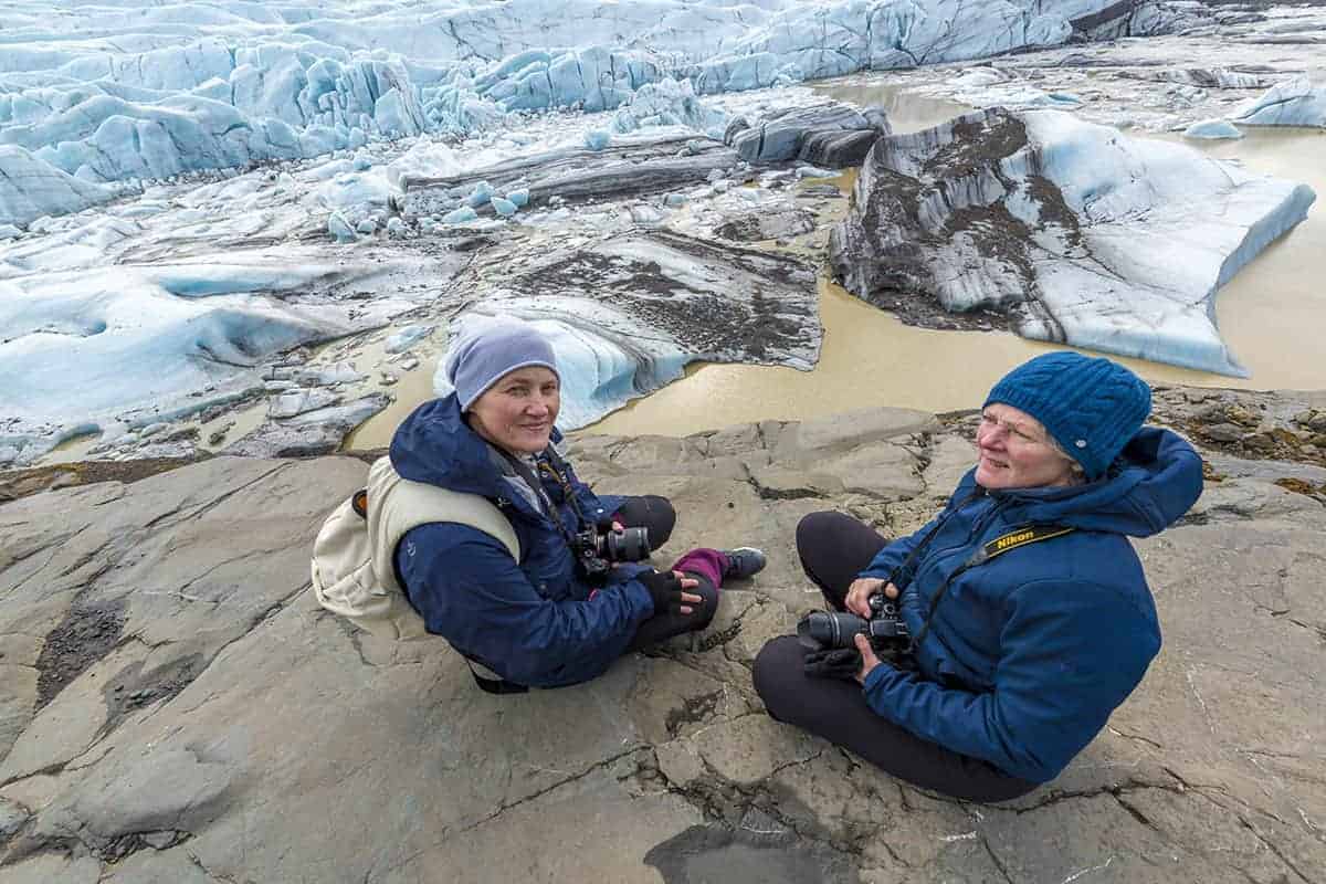 Fotografiereis IJsland Janny en Marit bij gletsjer Svinafellsjokull Fotografiereis IJsland Janny en Marit bij gletsjer Svinafellsjokull