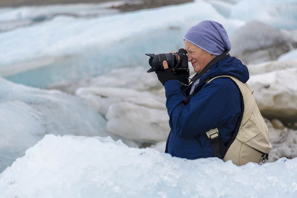 Fotografiereis IJsland Janny tussen ijsschotsen Fjallsarlon Fotografiereis IJsland Janny tussen ijsschotsen Fjallsarlon
