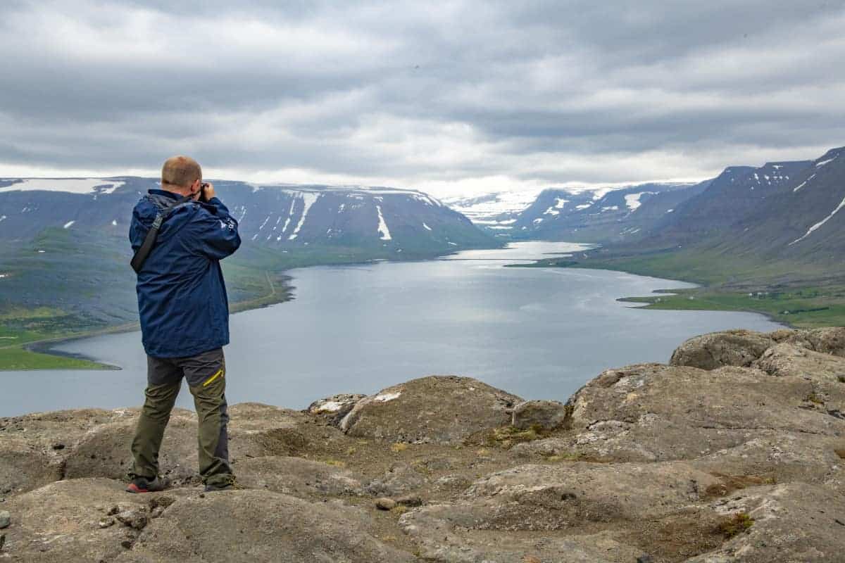 Fotografiereizen IJsland Westfjorden 77 Patrick fotografeert de fjorden Fotoreis Westfjorden IJsland