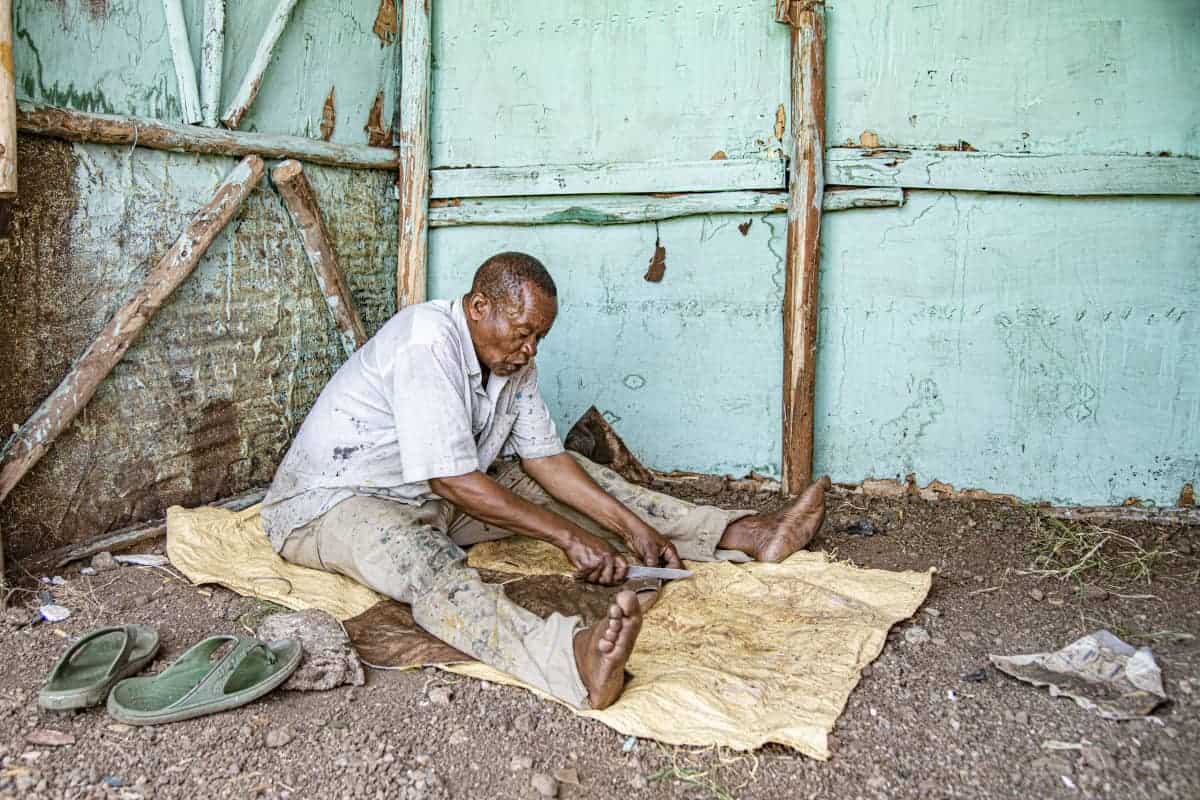 Fotoreis Afrika Tanzania 05 Fotoreis Afrika Tanzania Man maakt handmatig een trommel met koeienhuid