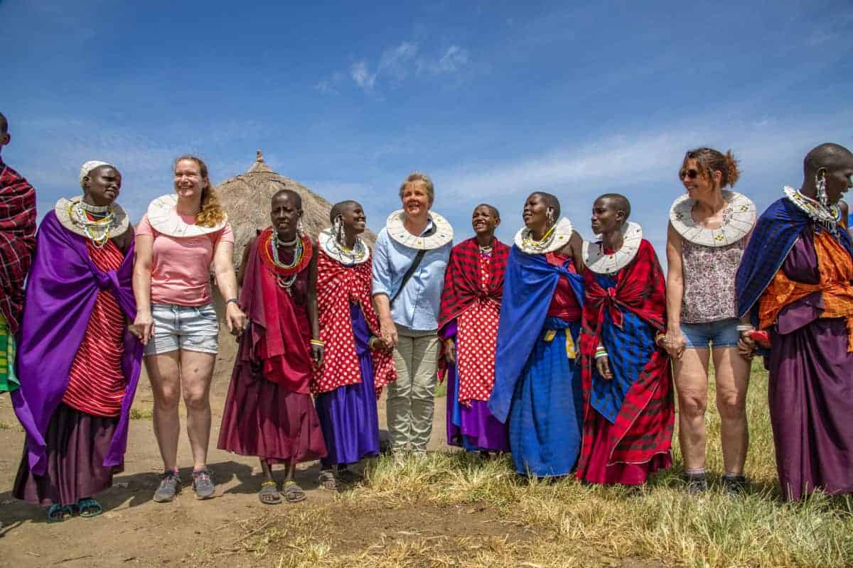 Fotoreis Afrika Tanzania 51 Dansen samen met de Masai tijdens de fotografiereis naar Tanzania