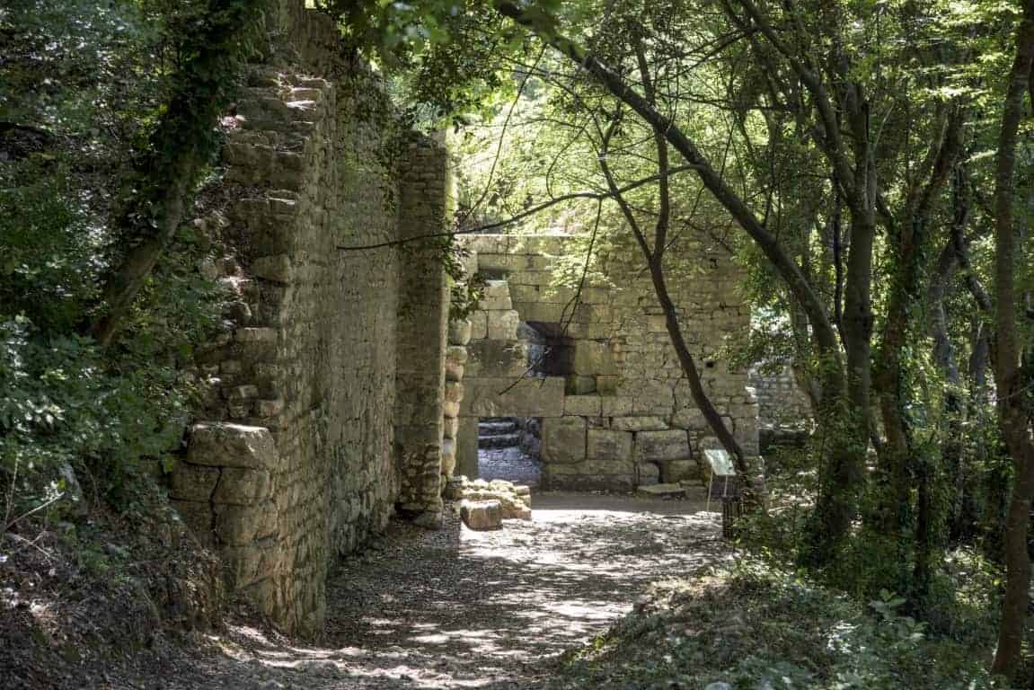 Fotoreis Albanië - Ruïne in de bossen in Butrint