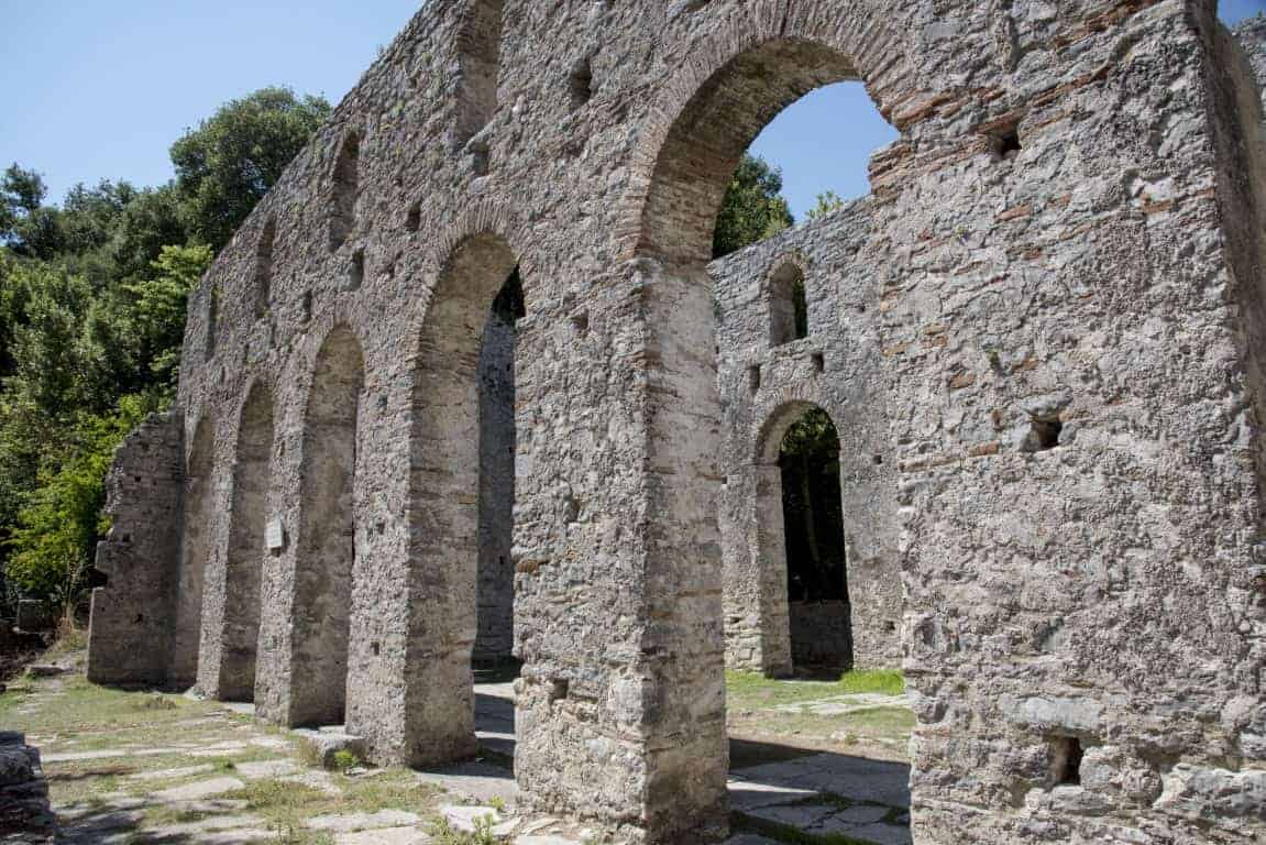 Stenen poorten in een ruïne in Butrint
