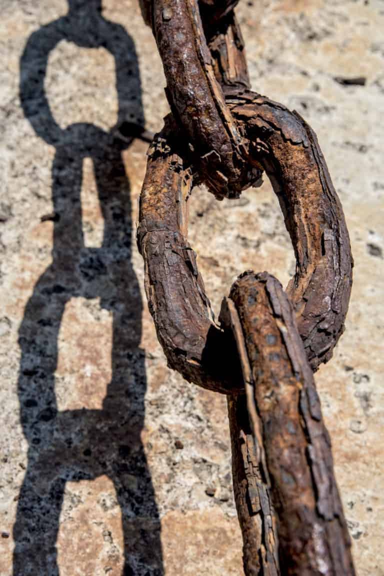 Fotoreis Albanië - Detailfoto van ketting in Durrës Fotoreis Albanië - Detailfoto van ketting in Durrës