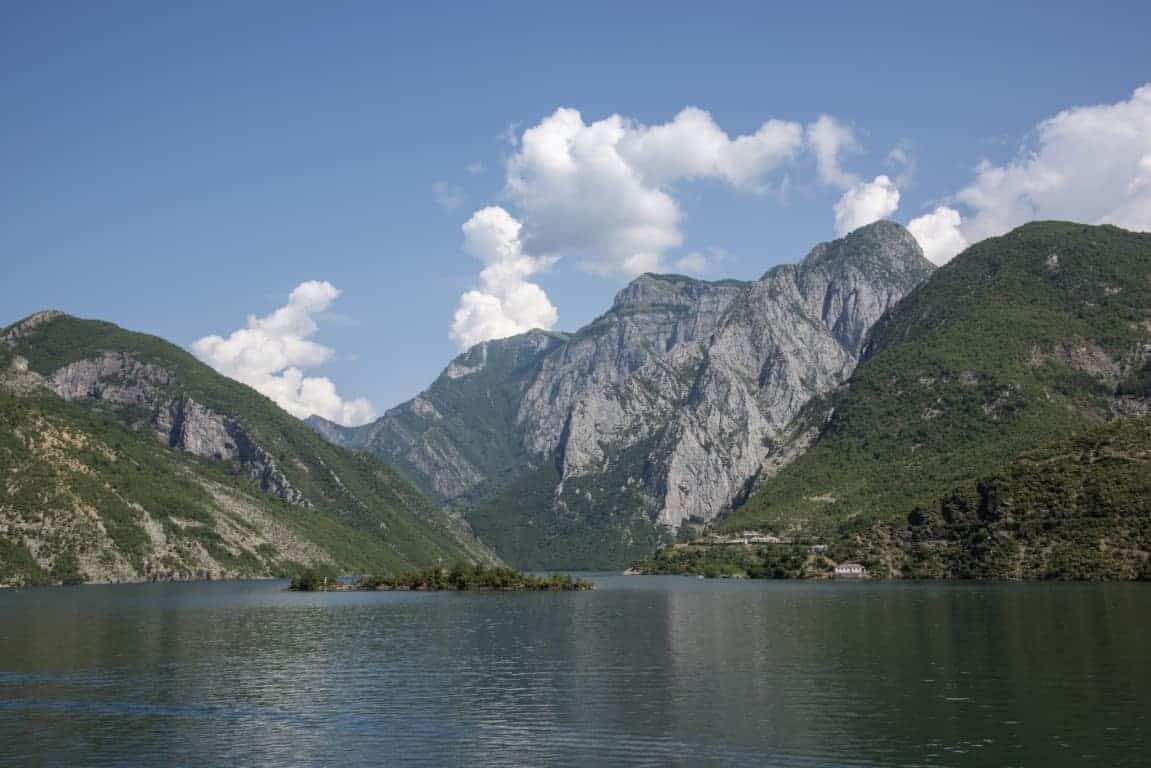 Fotoreis Albanië - Prachtig uitzicht over het Komanmeer