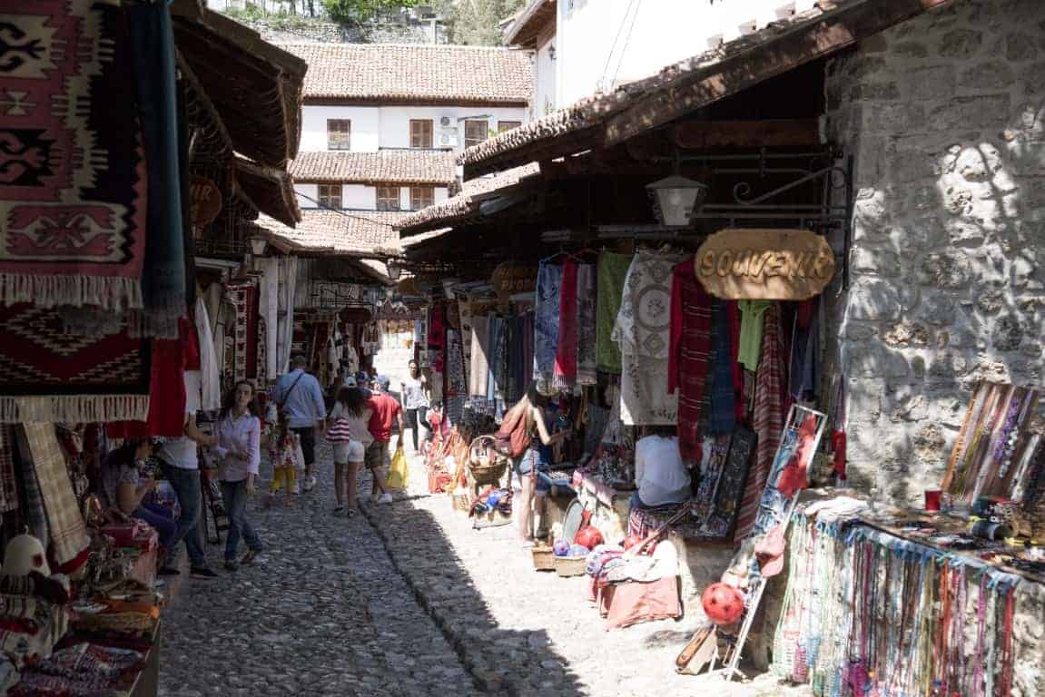 Fotoreis Albanië - Winkelstraatje met kleurige doeken in Krujë