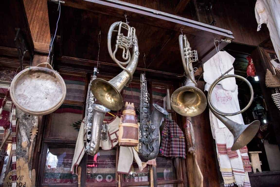 Fotoreis Albanië - winkeltje met oude instrumenten in Krujë