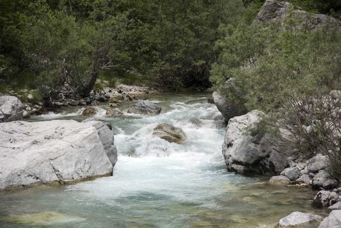 Fotoreis Albanië - Zeer helder woeste rivier nabij Teth