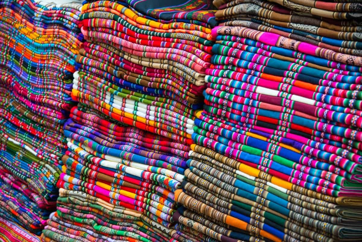 Kleurige kleden tijdens deFotoreis Argentinië, Bolivia, Chili