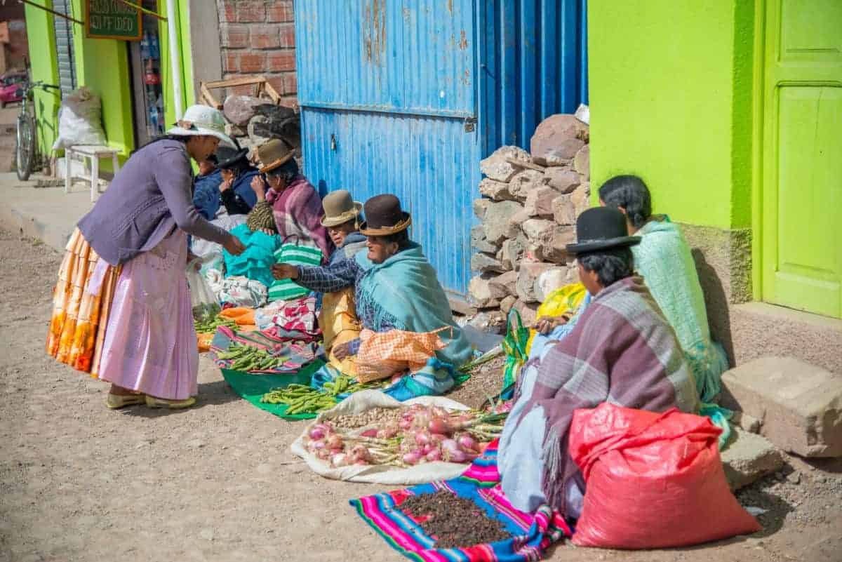 Kleurig geklede vrouwen in Bolivia tijdens de fotografiereis Argentinië, Bolivia, Chili