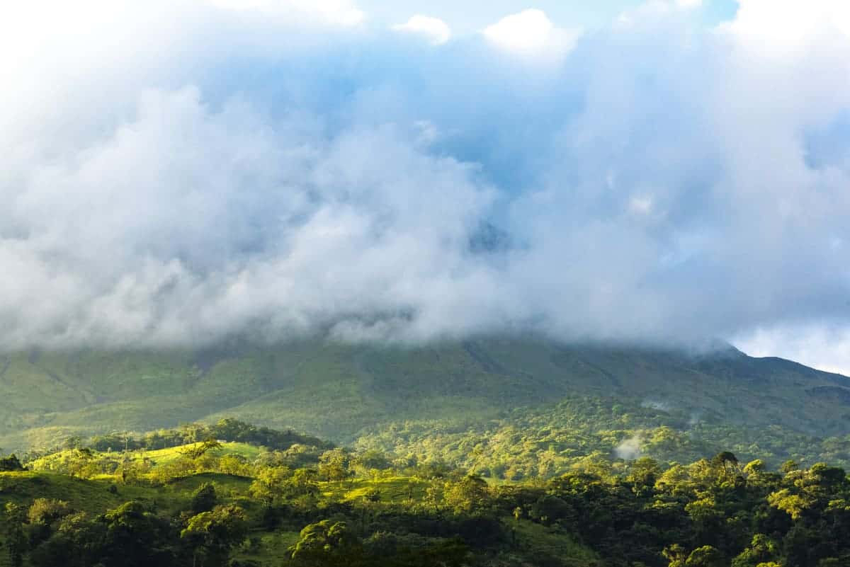 Fotoreis Costa Rica vulkaan Arenal Vulkaan Arenal in de wolken