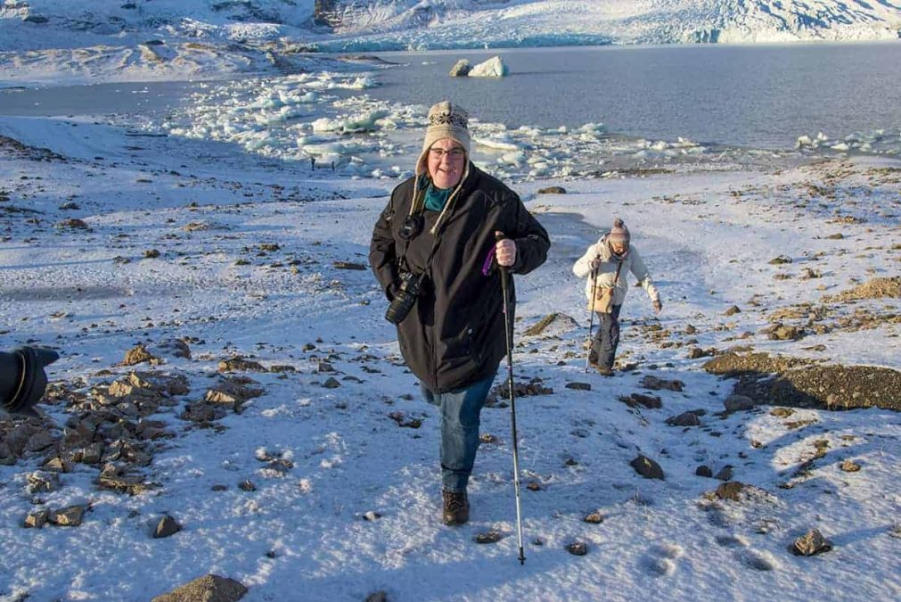 Saskia van Aken bij ijsschotsen tijdens de Fotoreis IJsland