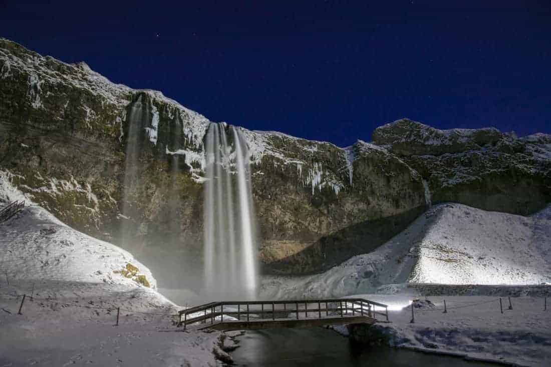 Fotoreis IJsland - Verlichte Seljalandfoss bij volle maan