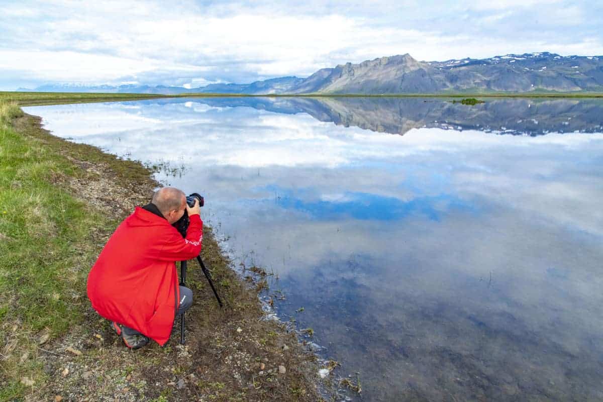 Patrick fotografeert spiegeling op Snaefellsness IJsland