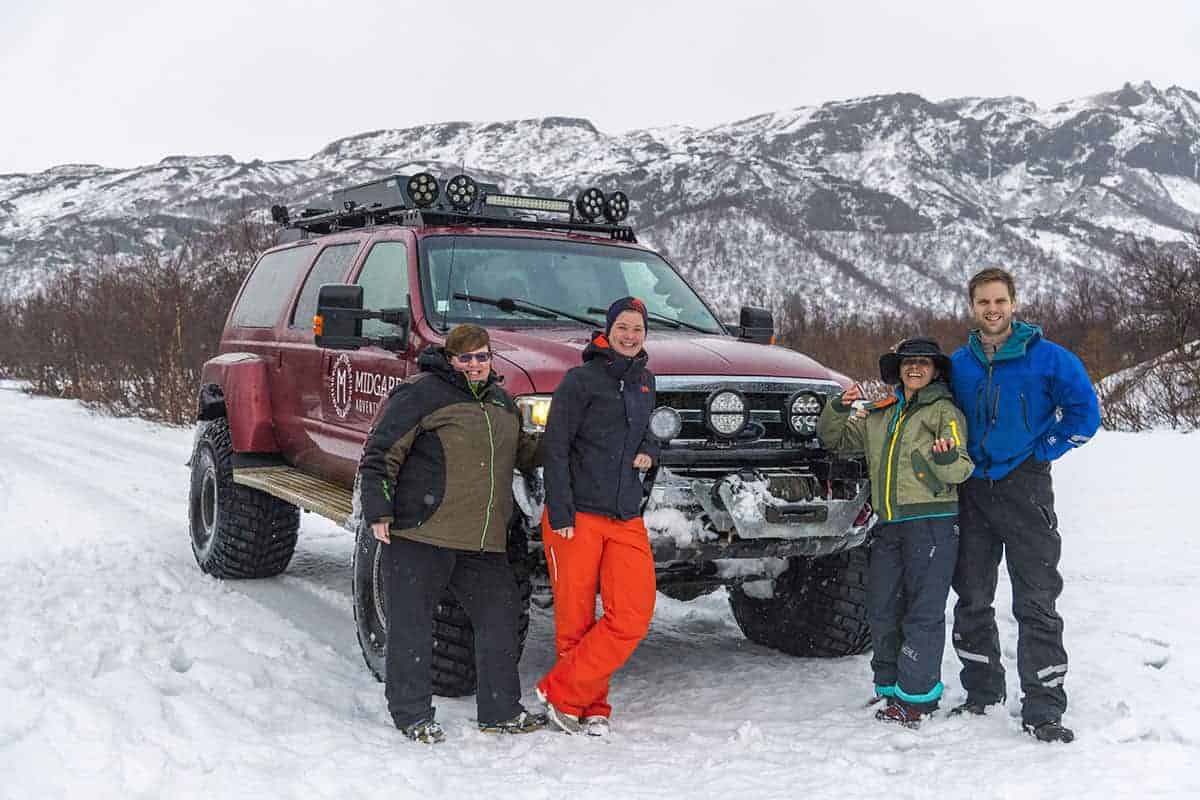 Fotoreis IJsland lachende deelnemers bij een Super Jeep