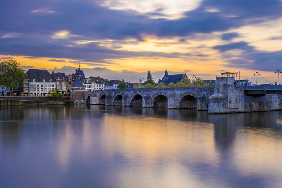 Maastricht bij zonsondergang tijdens de fotografiereis Limburg