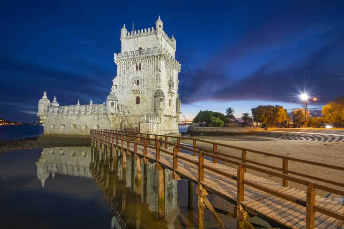 Torre de Belem in Lissabon in avondlicht