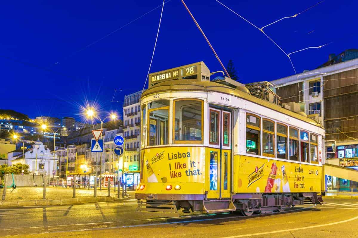 Tram in avondlicht tijdens fotoreis Lissabon