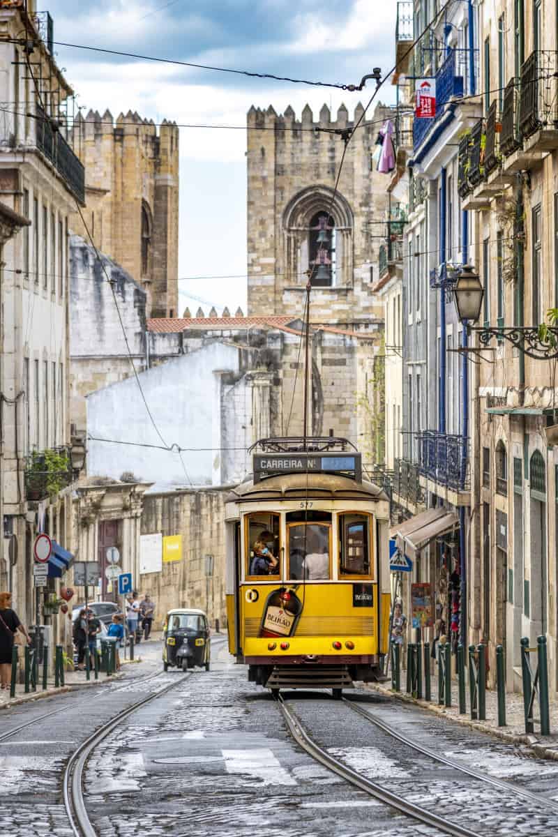 Tram voor kathedraal Sé in Lissabon fotografiereis