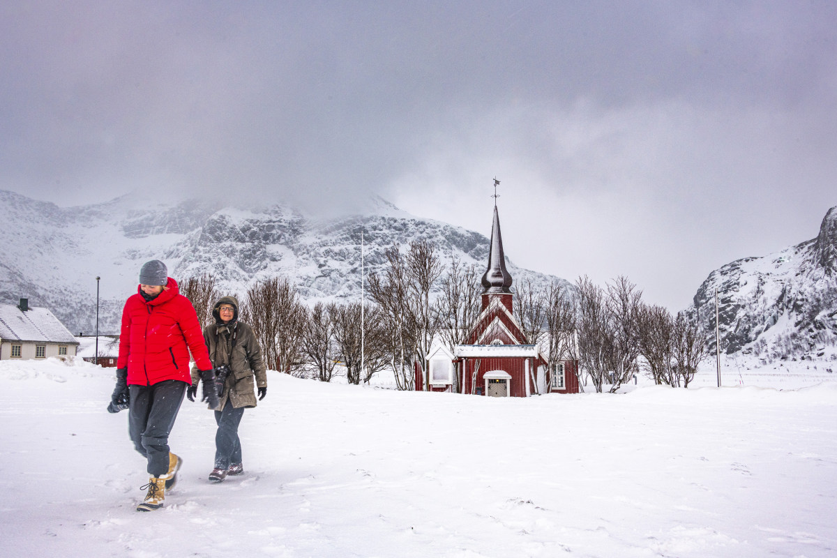 Kerkje Flakstad in de sneeuw Lofoten