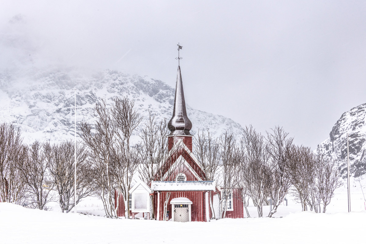 Fotoreis Lofoten rode kerk Unstad in de sneeuw
