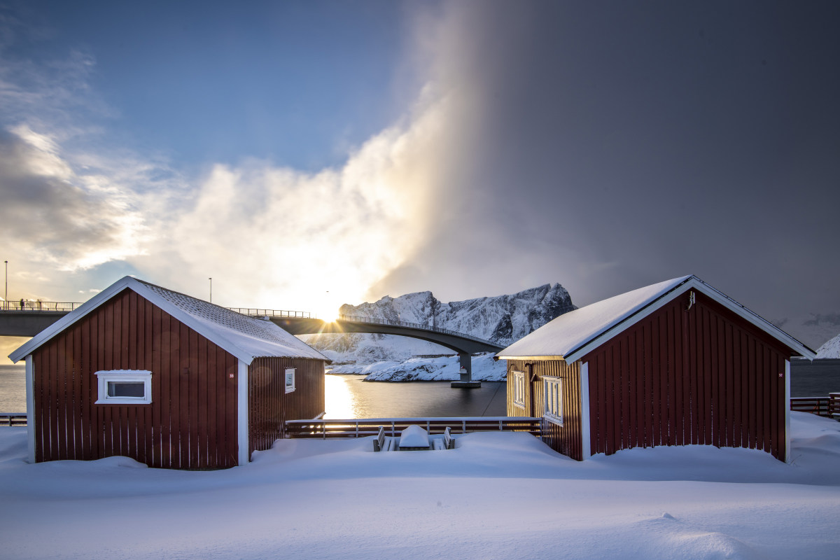 Fotoreis Lofoten Hamnoy Unstad 283 Rode huisje Hamnoy Lofoten in tegenlicht fotografiereis