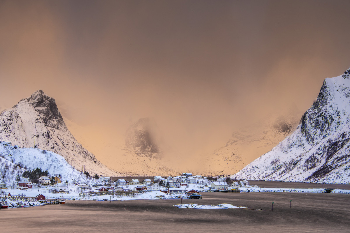 Sneeuwstorm boven Reine op de Lofoten