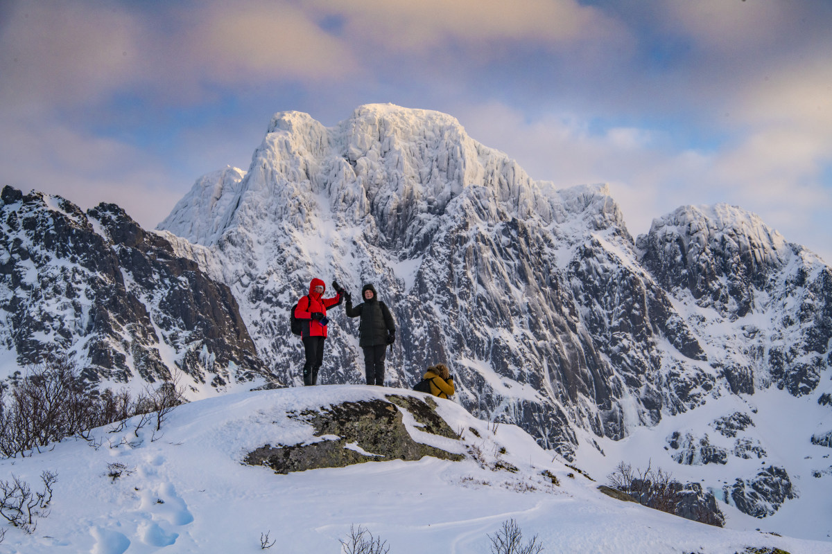 Fotoreis Lofoten deelnemers in actie 24 Deelnemers aan de fotoreis Lofoten op een berg