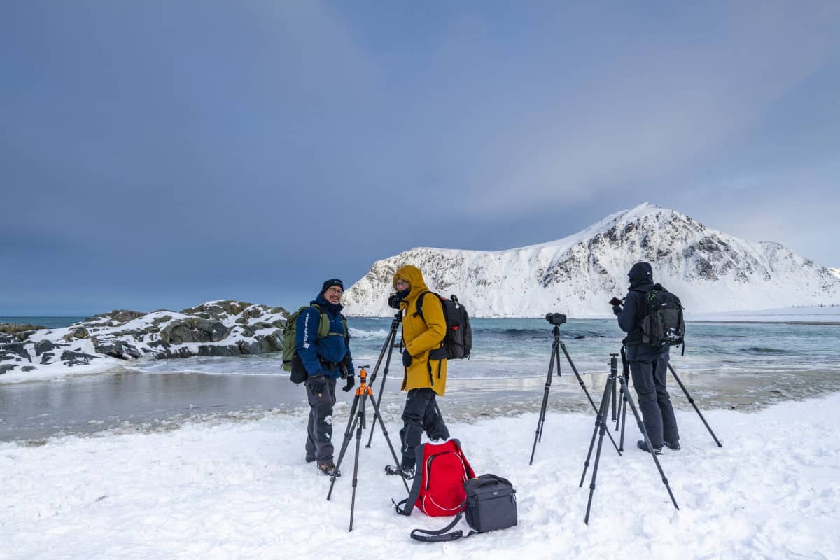 Fotoreis Lofoten deelnemers in actie 7 Nando Harmsen geeft uitleg over landschapsfotografie tijdens de fotoreis Lofoten