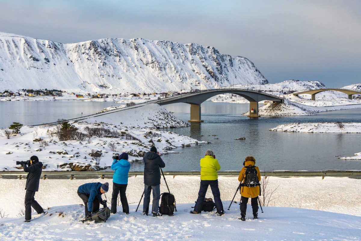 Fotoreis Lofoten deelnemers in actie 9 Deelnemers bij de bruggen van Fredvang fotoreis Lofoten