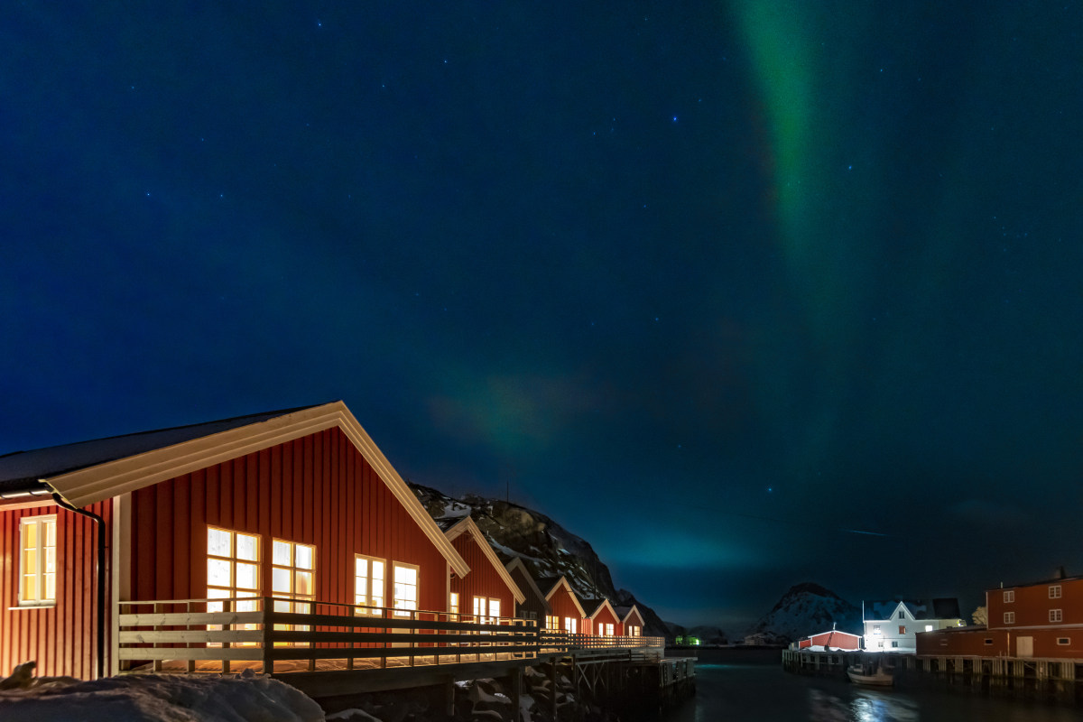 Fotoreis Lofoten natuurfotografie 16 Noorderlicht boven onze rorbur in Mortsuns Lofoten tijdens de fotoreis